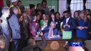 De Blasio signs private trash collection overhaul