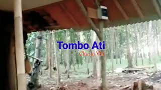 Charly nyanyi lagu Tombo Ati