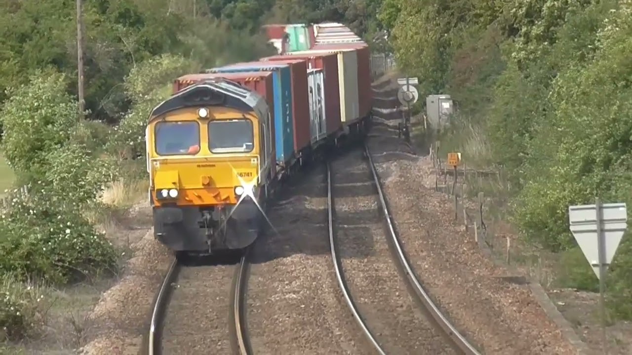 Trains at Gun Lane Footbridge (27/08/25)