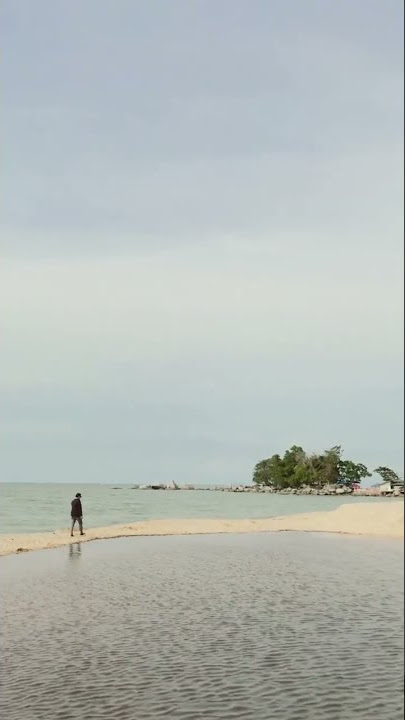 lelaki berjalan di atas pantai sendirian#short