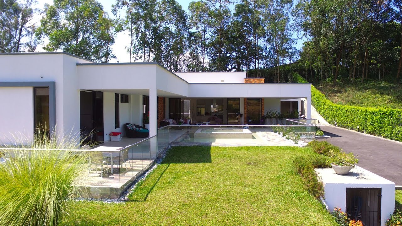 Excepcional casa campestre en Las Margaritas Condominio Campestre. Pereira - Colombia. Lago y pinos.