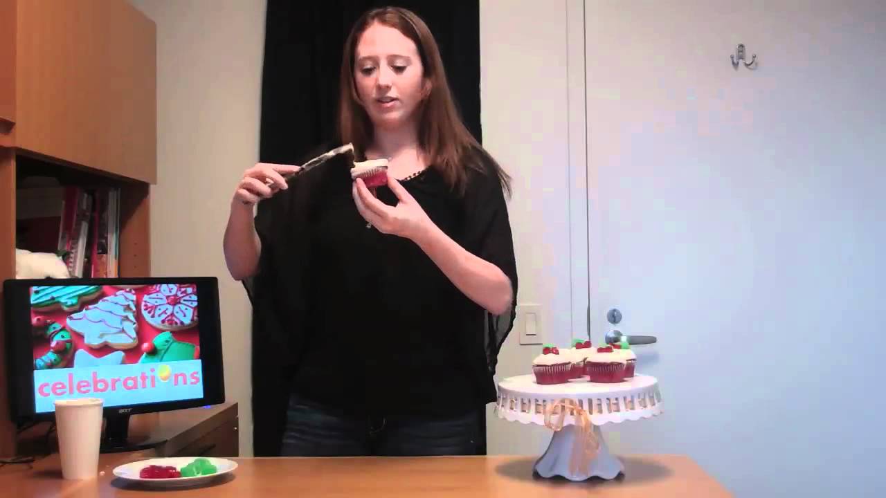 Christmas Cupcakes, Cupcake Decorating: Easy Holly Holiday Cupcakes