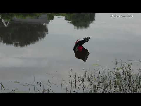 Auto duikt kanaal bij Meppel in