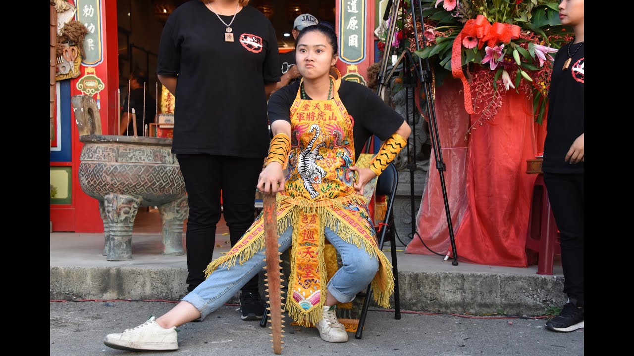 20201101巡天堂少女小法團恭請山虎將軍乩身降駕準備接駕繞境隊伍進殿安座