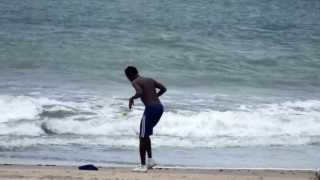 Balkunstenaar op strand Kololi The Gambia