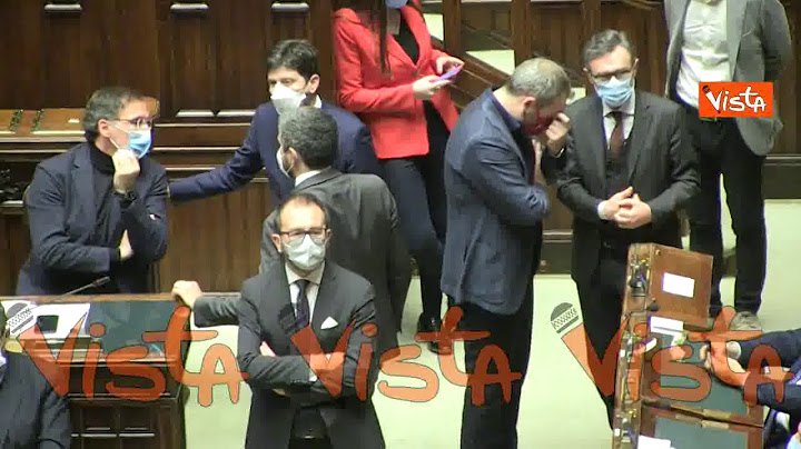 Conte e i ministri alla Camera durante il voto sulla Manovra