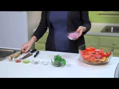 Video: Hoe Maak Je Tomatensalade Met Perziken En Croutons