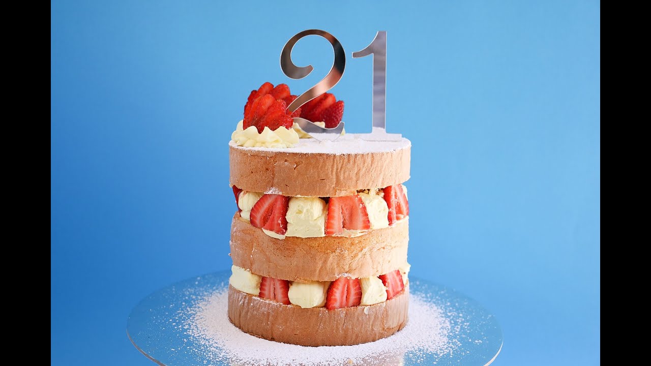 ⁣Strawberries and Cream Cake Tutorial- Rosie's Dessert Spot