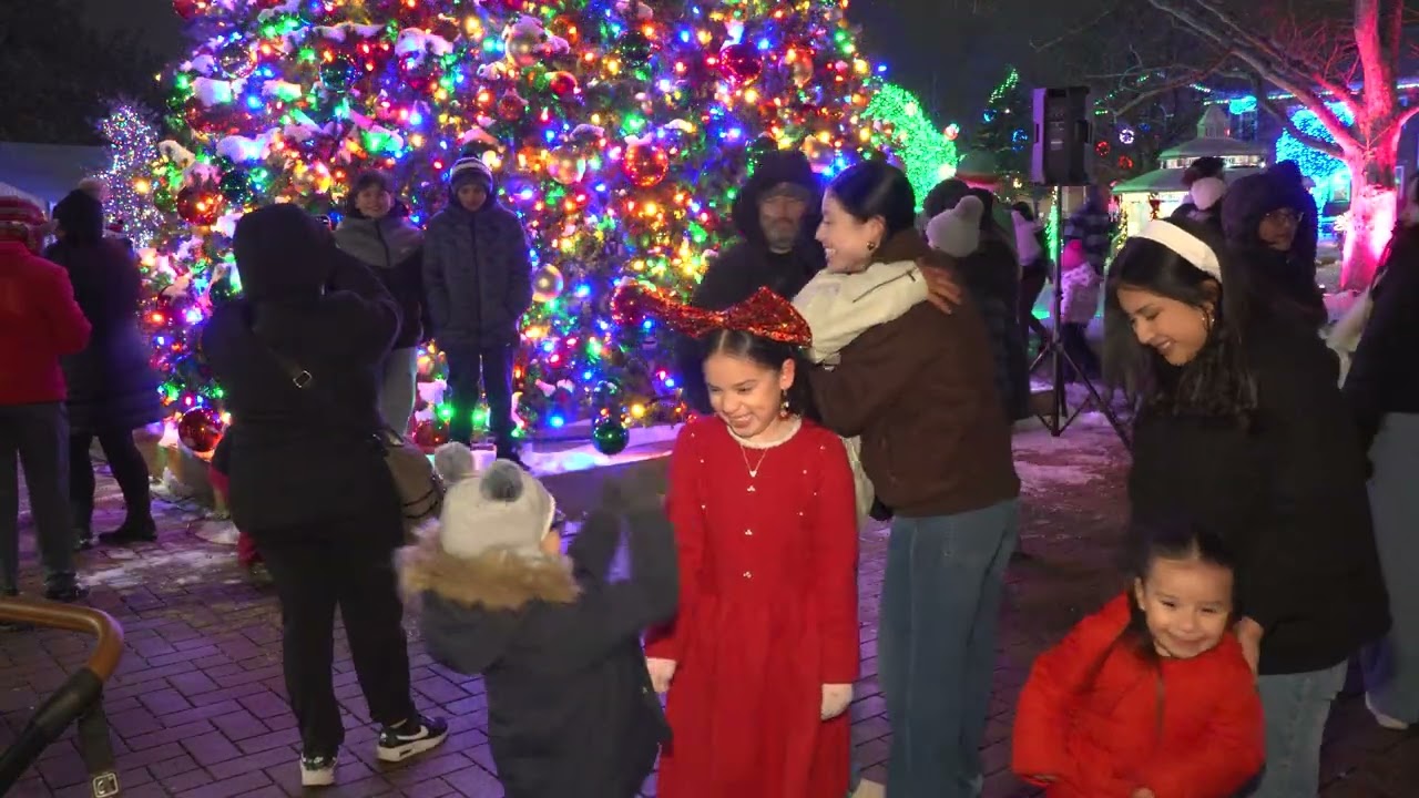 Зажжение рождественской елки в Аддисоне в 2025 году.