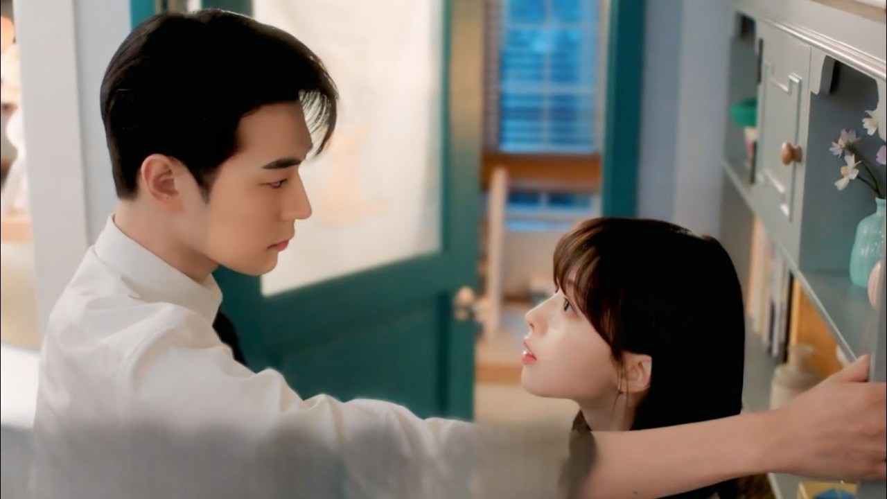 بتتلاقى بحبيبها اللي سابته من سنين ودلوقتي بقى المدير بتاعها| ملخص مسلسل كوننا الحلقة ٧ Our Universe