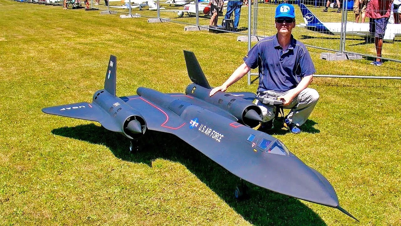 Amazing Blackbird Sr 71 Giant Rc Scale 1 8 Model Turbine Jet Flight Demonstration Youtube