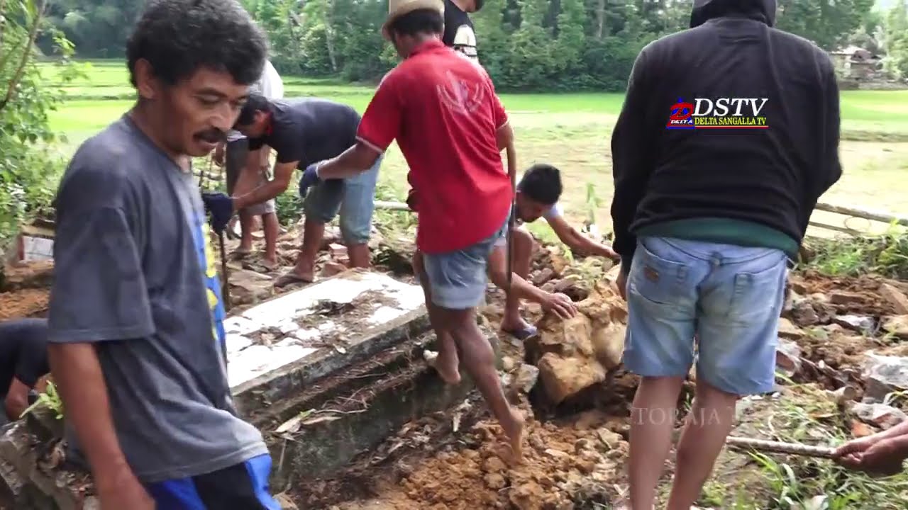 Pemindahan kubur tua di Toraja