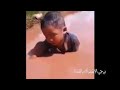 احداث بورما اطفال بورما.  طفل يعذب بنوم داخل الماء