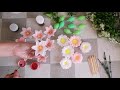 Букет из мыльных цветов "Лилии, ромашки и морозник" в пластиковом вазоне