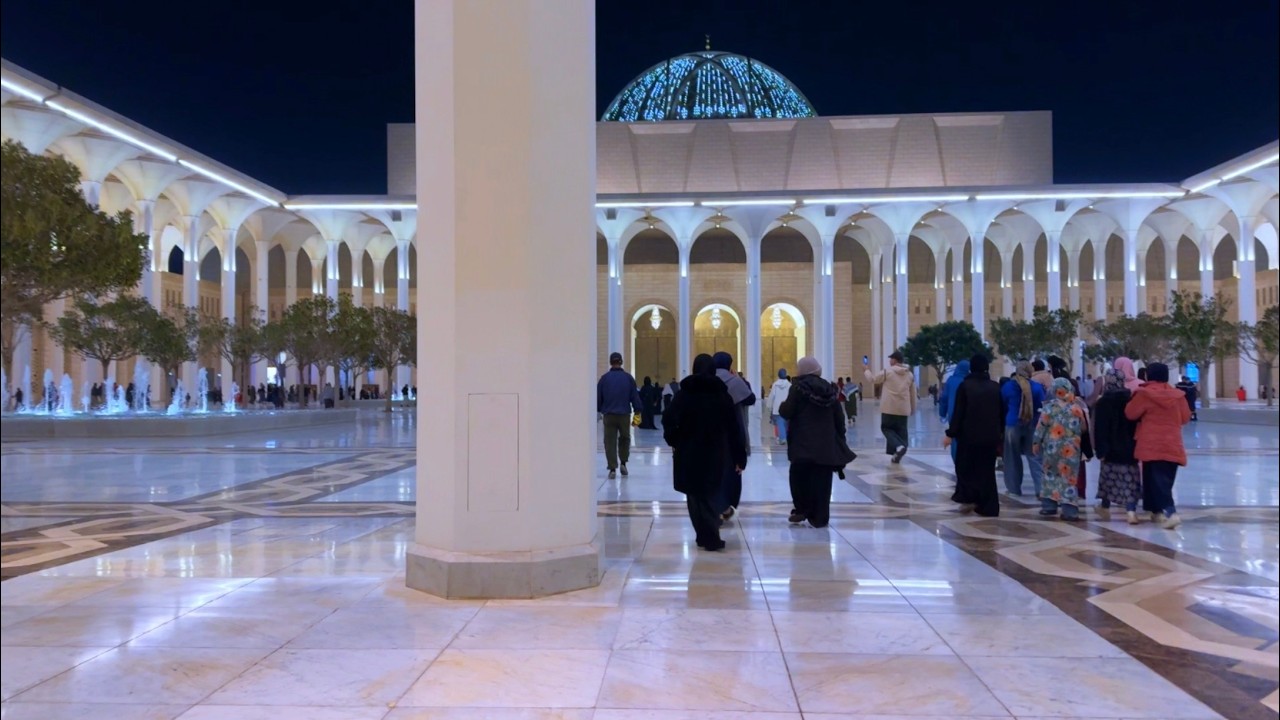 دخول المصلين إلى جامع الجزائر لأداء صلاتي العشاء والتراويح على وقع تلاوة للقارئ عبد الحق بن عمروش