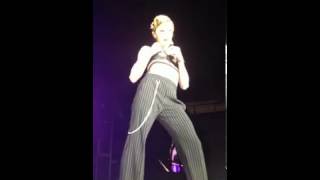 На выступление в Стамбуле Мадонна оголила грудь