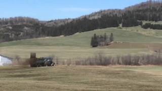 Solid manure spreading.