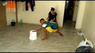 Eu Matando Baratas Vs Pessoa Normal Matando Barata