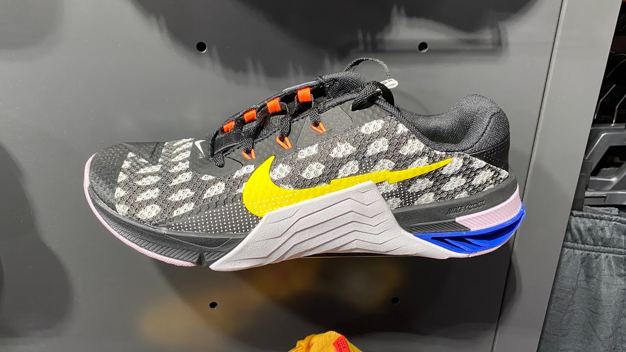 nike metcon blue and yellow