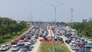 Oneway Pemudik Membanjiri Gerbang Tol Palimanan