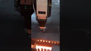 Memotong pelat besi secara mudah menggunakan alat laser super tajam #shorts