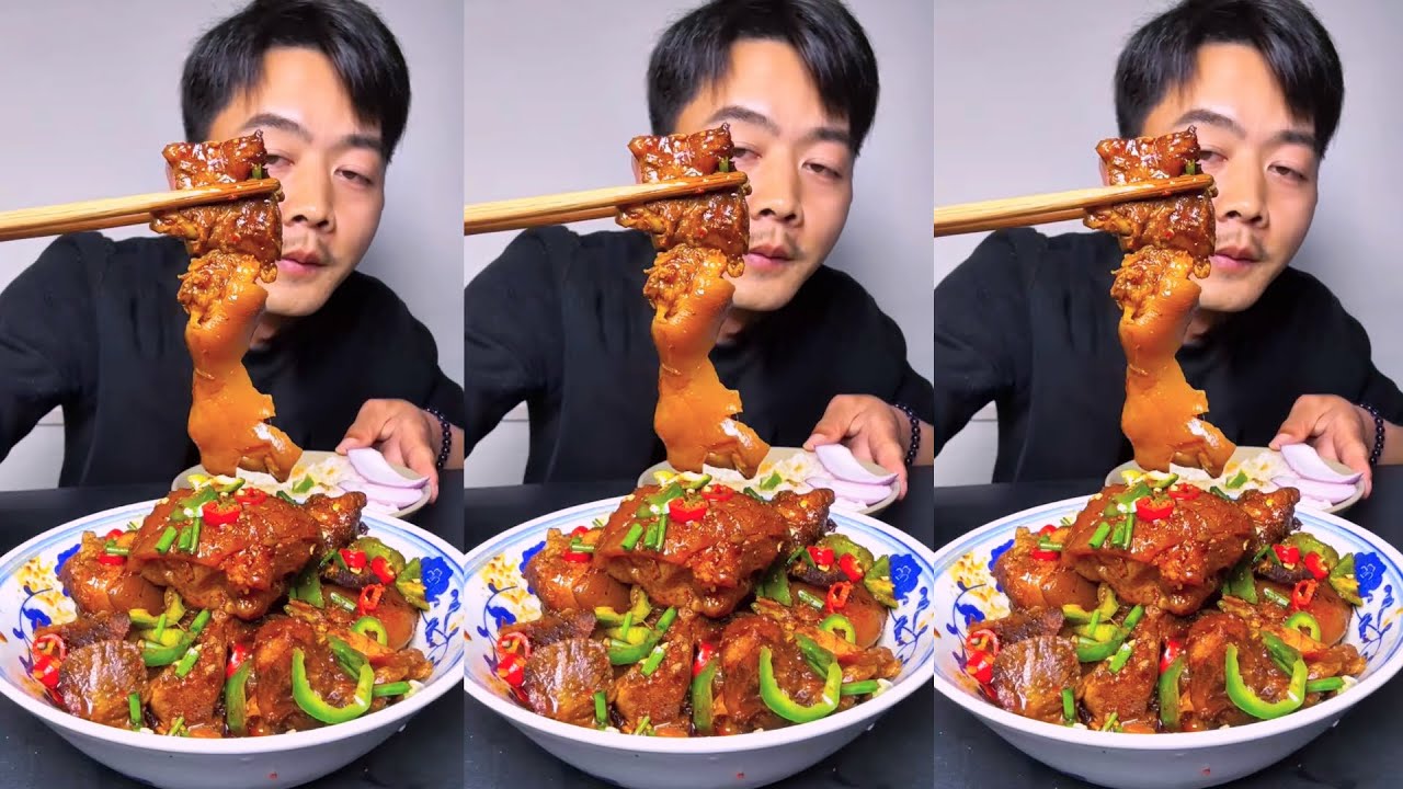 Eating three layers of pork has a spicy, sour taste.#eating #three #layers #of #pork 