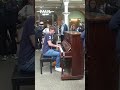 Un talentueux inconnu de passage joue du piano  la gare de londres