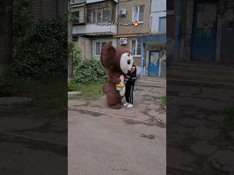 Рано утром Большой Чебурашка неожиданно поздравил с Днём Рождения 💐 Именинница удивлена 🎁 #волжский