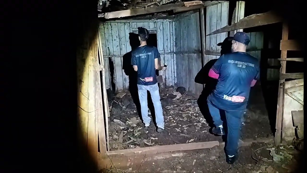 Sombra bizarra com capa preta é captada por câmera na casa assombrada da mata.