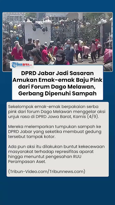 Emak-emak Berbaju Serba Pink Serang Gedung DPRD Jabar dengan Tumpukan Sampah: Buang pada Tempatnya