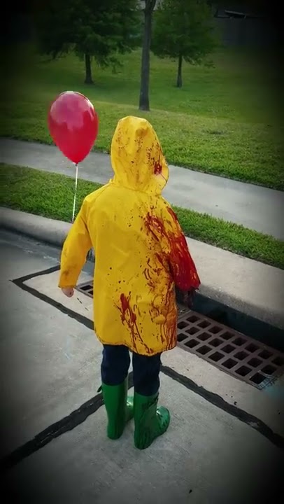 Pennywise it 2017 Georgie with bitten off arm