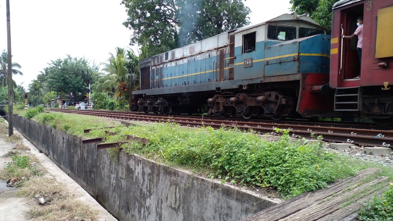 sri-lanka-railway-m4-744-point-padro-train-no50-weligama-railway