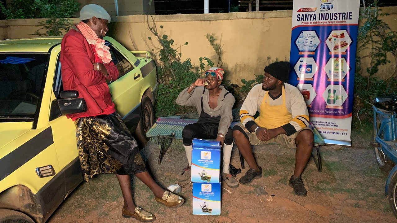 Le Fou Woroli le taximan avec une cliente djinns avec son fils Khassa moto taxi