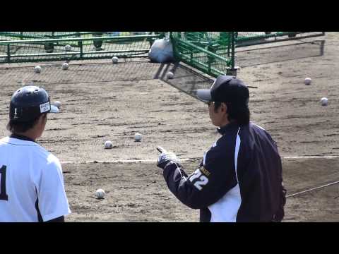 20140221  直倫選手に指導する佐伯監督　＠読谷