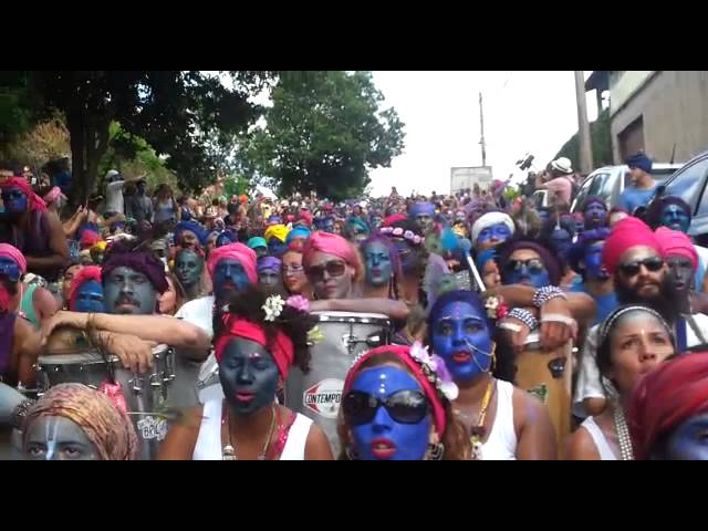 Bloco Pena de Pavão de Krishna faz desfile espiritual em comunidade mineira