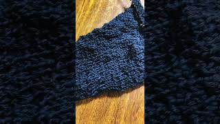 編物❤️黒毛糸を棒編みで黒、グレー、白のシンプルなデザインで編むと多分無難で意外と普段着に着れるかなぁ〜と思います。編んでて飽きて来たら輪編み棒に途中変更するかも知れません。