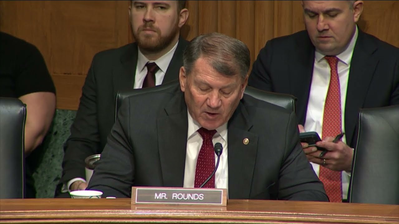 Опрос свидетелей на слушаниях в комитете Сената по банковским, жилищным и городским делам