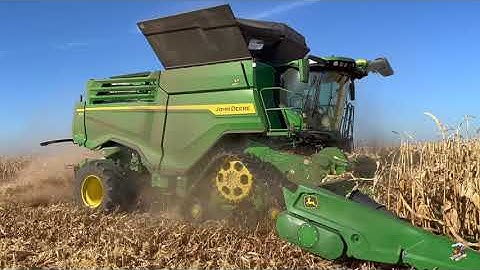 JOHN DEERE X9 1100 Combine shelling corn near Ossian Indiana