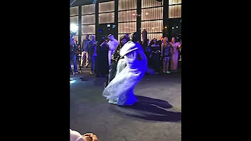 شاهد والده الفنانه اليمنيه بلقيس ترقص يمني ع انغام يمنيه 
