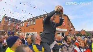 Very British: Massenfußballspiel quer durch die Stadt | DER SPIEGEL screenshot 5