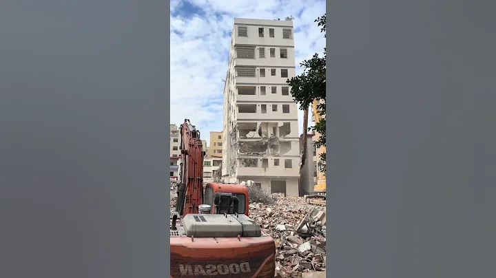 The shocking process of excavators demolishing high-rise buildings