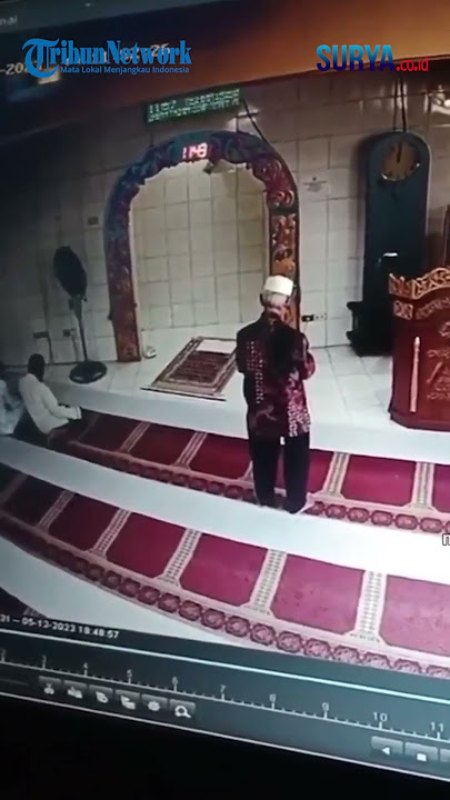 Video Detik-detik Pria Jatuh dari Plafon Masjid! Momen Sialnya Terekam CCTV