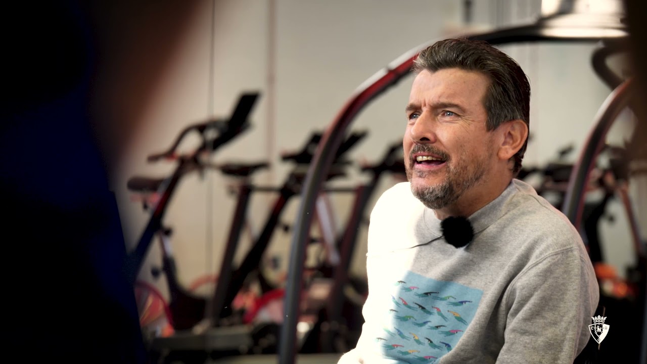 Juan Carlos Unzué comparte su experiencia de vida con la plantilla del Club Atlético Osasuna