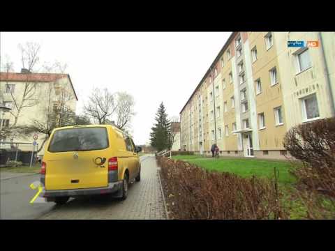 TV Doku: Deutsche Post Briefträger wirft Briefe in den Müll