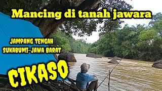 CAMPING FISHING AND COOKING IN RAIN‼️MENYARING AIR DAN MASAK KRIPIK DAUN LIAR