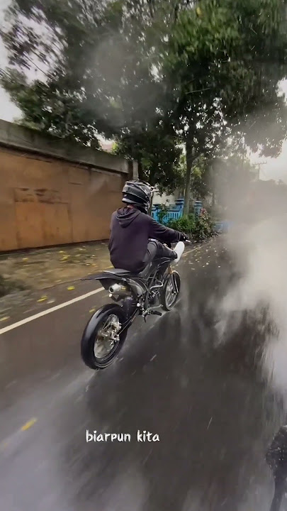 main hujan-hujanan | story wa supermoto