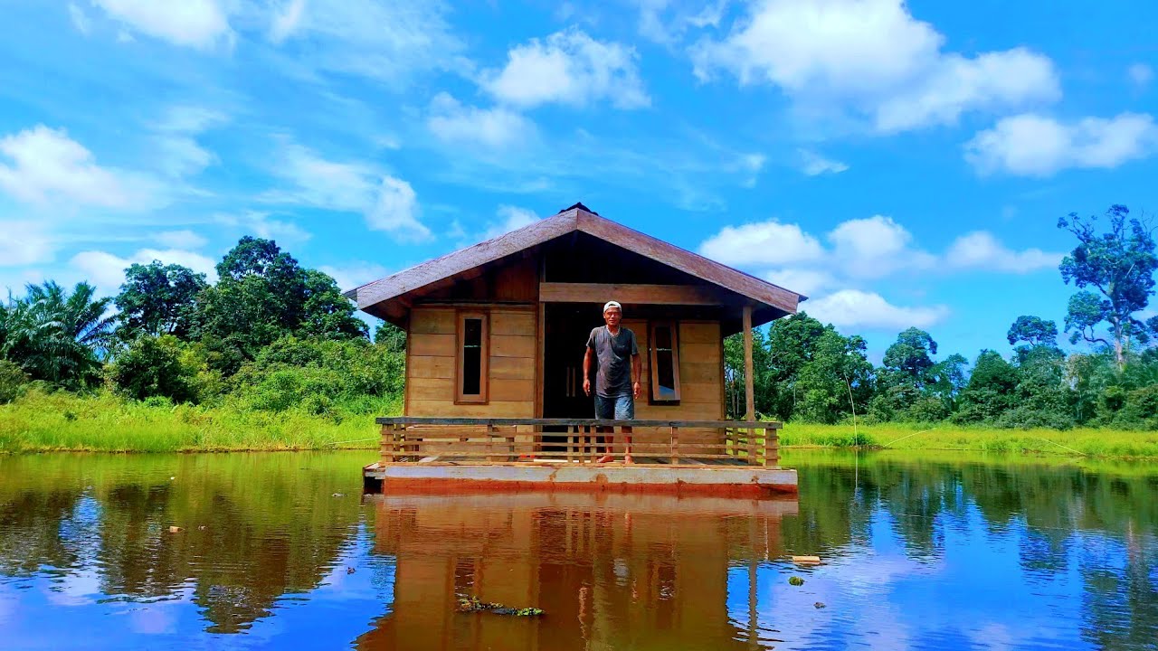 30Hari membangun rumah terapung di danau - Diguyur hujan deras berkali kali