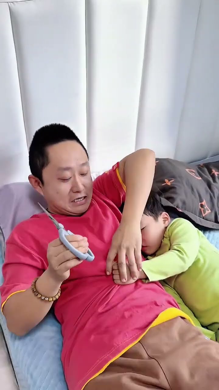 趁儿子睡着去吃夜宵，还是妈妈有办法#Cute baby#Cute#呆萌小米宝#聪明宝宝#萌娃