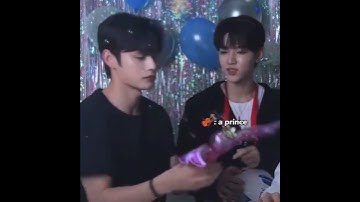 Very funny and sus expression 😭 #kimjiwoong #zhanghao #idol #kpop #shorts