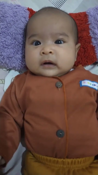 bayi bersin lucu